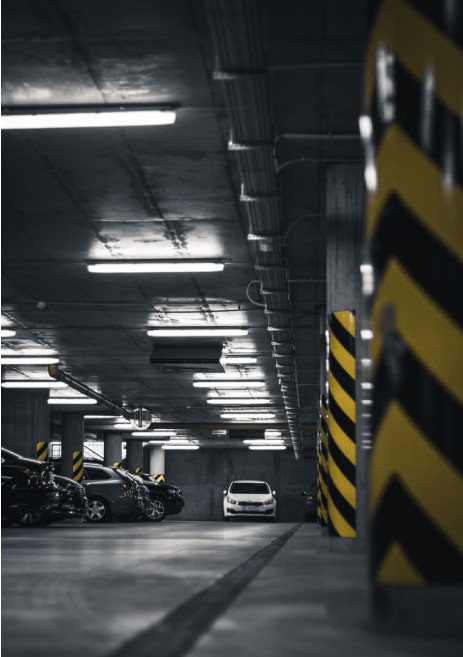 Parking subterráneo con coches en su interior 
